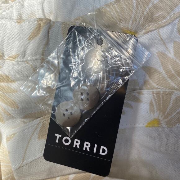 New with tags Torrid Daisy Double Gauze Ruffle Button
Front Tank Top - Picture 9 of 11